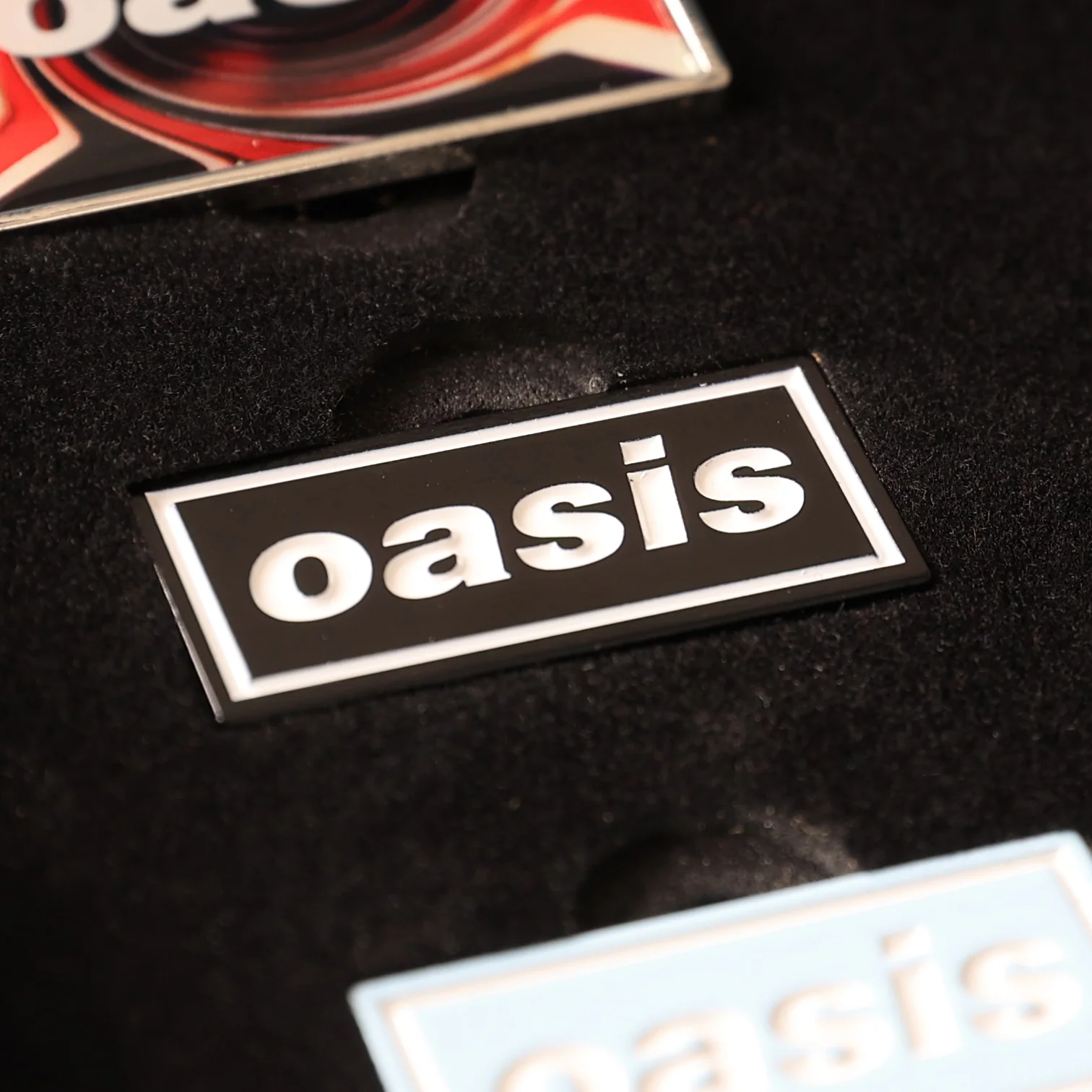 Oasis Collectable Pin Badge Box Set - New Item - Image 3