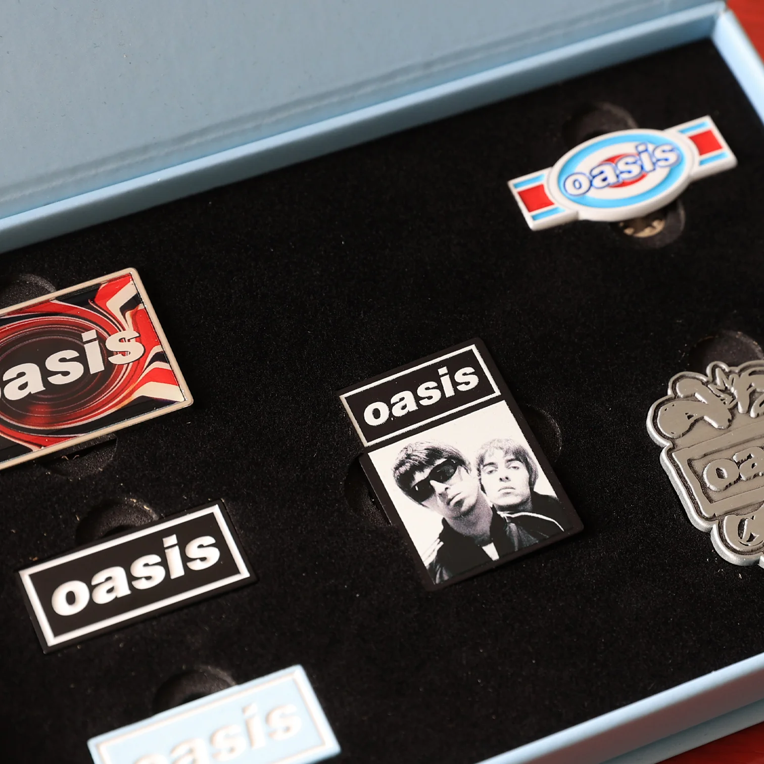 Oasis Collectable Pin Badge Box Set - New Item - Image 4