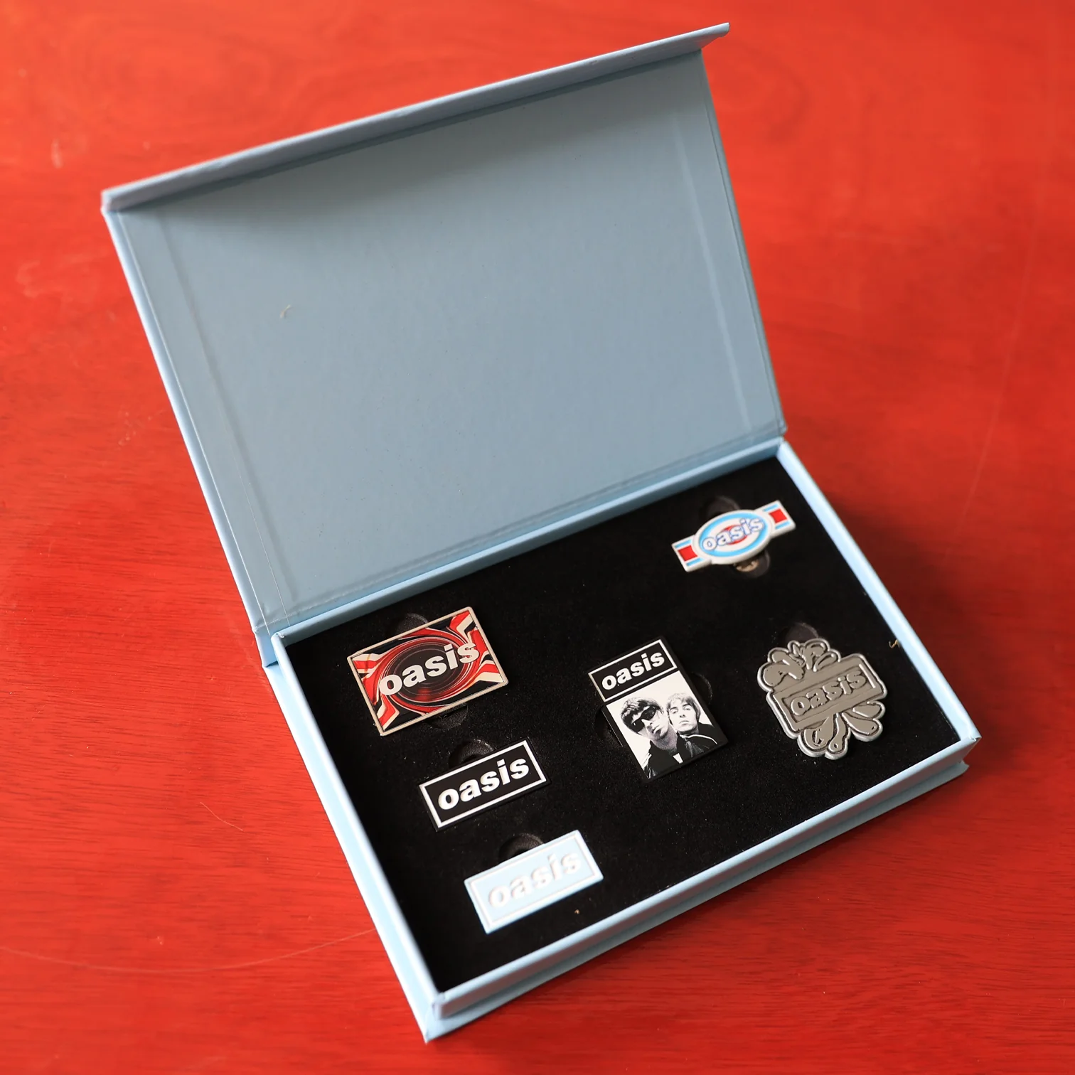Oasis Collectable Pin Badge Box Set - New Item - Image 5